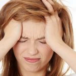 Beteg nő a lányával otthon. A beteg család.