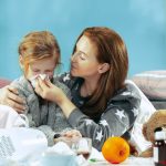 Beteg nő a lányával otthon. A beteg család.